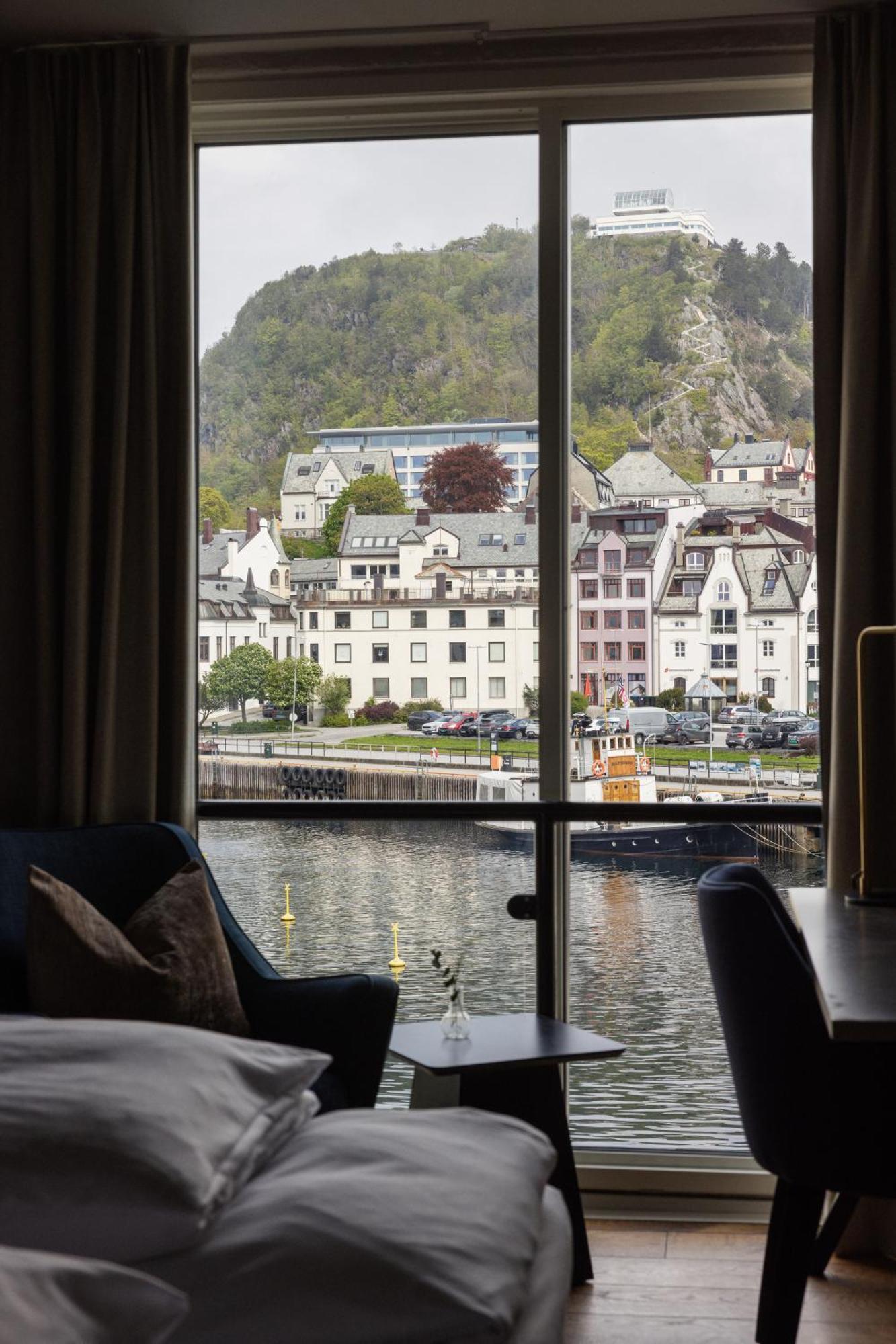 Hotel Brosundet 4*